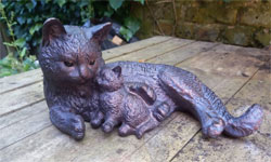 Small Image of Cat and Kitten Sculpture Figurine - Mother Cat Cuddling Baby Kitten